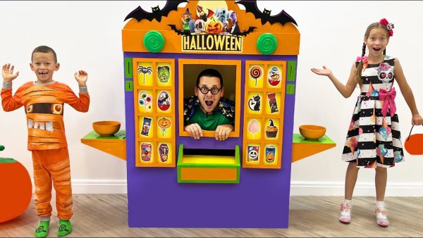 Magic Vending Machine! Sofia and Kids Toy Story on Halloween