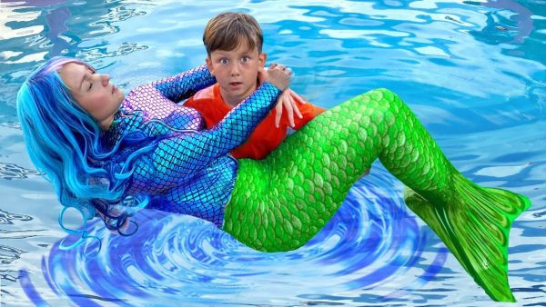 Super Senya and Magic Mermaid in the Pool