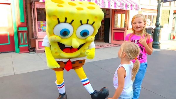 Kids Play and Have Fun in Cartoon Park with Giant Dolls / Alice and Eva in the Amusement Park