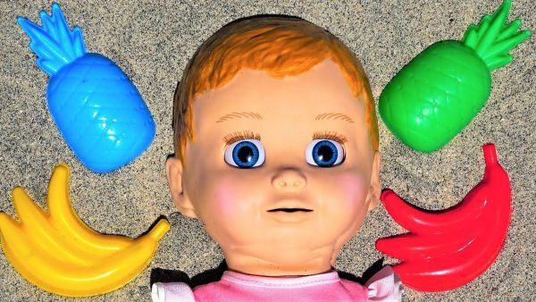 Learn colors with Baby Alive and sand molds for kids