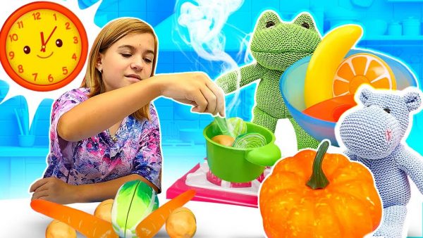 Видео про мягкие игрушки для детей — животные помогают на игрушечной кухне! Учим овощи и готовим суп