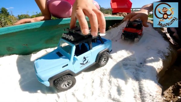 Дети и Машина. Диана и Даня играют машинками Брудер в песочнице. Манкиту