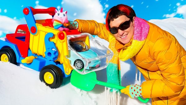 Капуки Машины – Электрокар застрял в снегу – Веселые игры с машинками и Машей Капуки для малышей