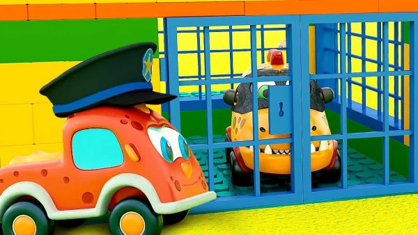 Машинки играют в полицейских! 👮‍♂️🚔 Мультики Машинки Мокас для малышей
