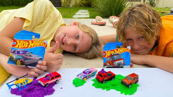 Дети и Машинки Hot Wheels — распаковываем и играем новыми машинками. Манкиту