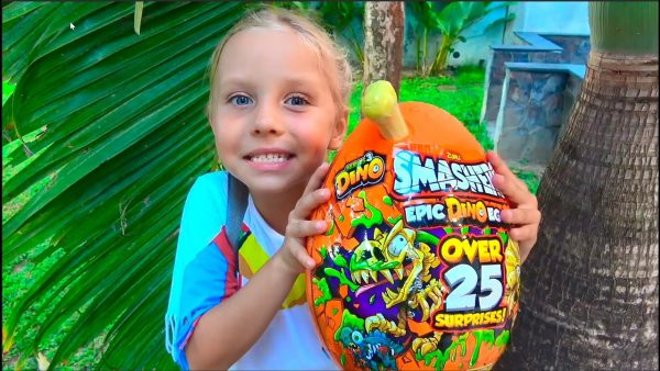 GIANT Surprise Eggs! Alicia and Eva Discover Dinosaurs and Fun Toys 🦖🎉