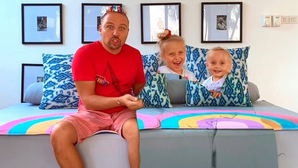 Magic Invisible Cloth Prank! Sisters Disappear and Surprise Dad!